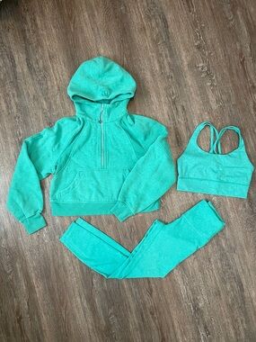 Like New Lululemon Matching Maldives Green Bundle. Size Tops 6, XS-S/ Bottom 4